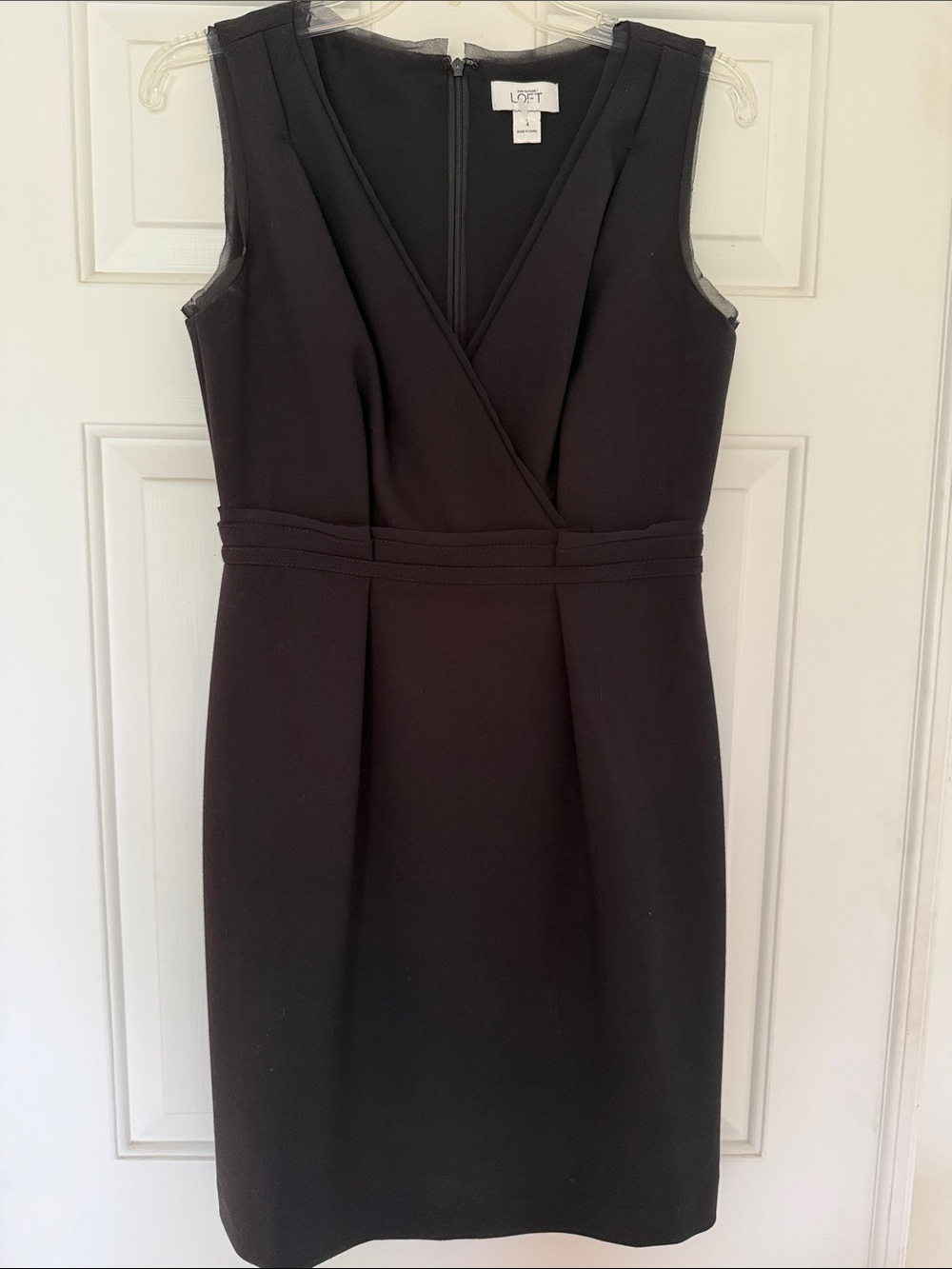 Ann Taylor LOFT Black Sleeveless V-Neck Classic Sheath Dress - Size 4